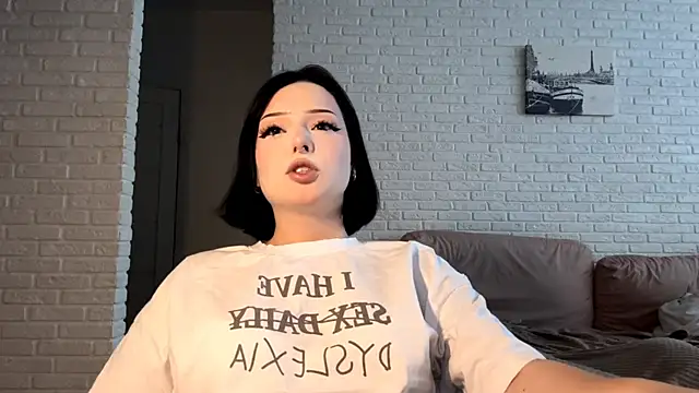 Snapshot of MiaLoon chatting on July 2, 2026, 1:50 pm MiaLoon online show from July 2, 2026, 1:50 pm