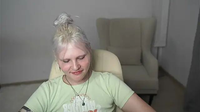 Snapshot of EstherFilteau chatting on July 3, 2026, 11:49 am EstherFilteau online show from July 3, 2026, 11:49 am