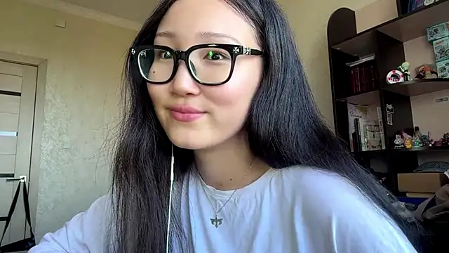 Snapshot of QueenOfCute chatting on July 6, 2026, 4:20 am QueenOfCute online show from July 6, 2026, 4:20 am