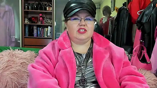 KaryQueen online show from December 4, 2024, 5:11 pm