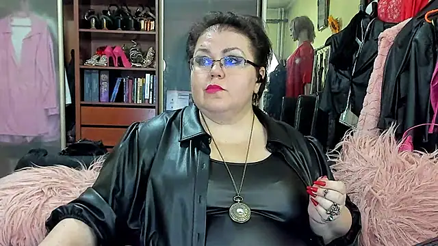 KaryQueen online show from December 17, 2024, 6:20 pm