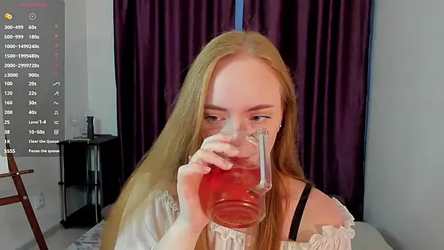 Snapshot of LunalBrooks chatting on July 21, 2026, 5:04 pm LunalBrooks online show from July 21, 2026, 5:04 pm