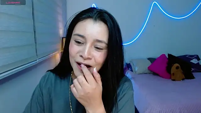 IsoldeReyes online show from August 5, 2026, 4:59 am