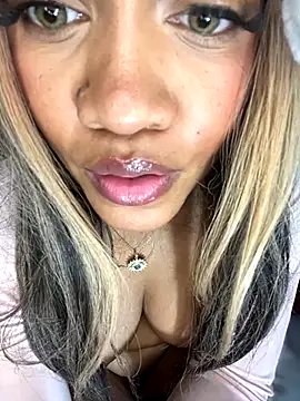 Snapshot of riri_brunnete chatting on December 4, 2024, 2:26 pm riri brunnete online show from December 4, 2024, 2:26 pm
