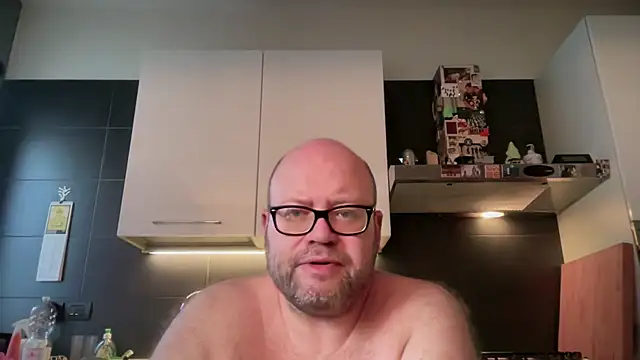 Snapshot of theitalianbear chatting on June 2, 2026, 4:03 am theitalianbear online show from June 2, 2026, 4:03 am