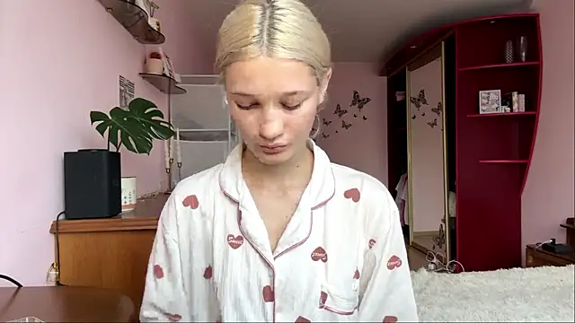RoxyKindlimann online show from July 27, 2026, 1:07 pm