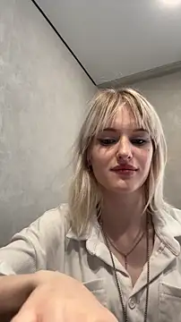 LezzyCrown online show from July 31, 2026, 12:04 pm