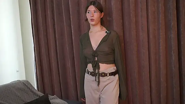 Snapshot of LinaPulls chatting on August 5, 2026, 10:40 am LinaPulls online show from August 5, 2026, 10:40 am