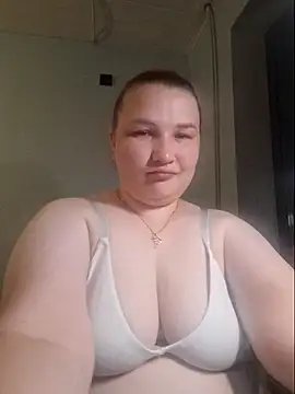 Jullia000 online show from August 5, 2026, 9:06 pm