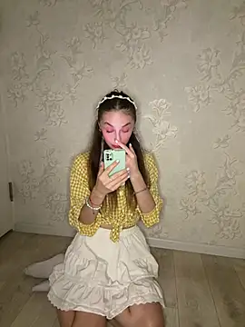 Snapshot of Shy_Little_Mia chatting on August 7, 2026, 6:32 pm Shy Little Mia online show from August 7, 2026, 6:32 pm