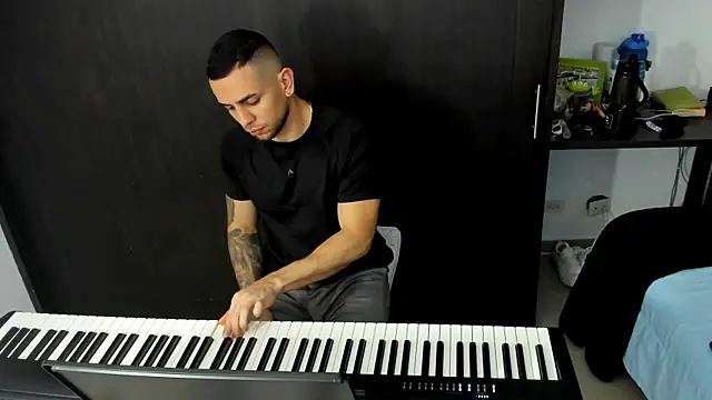 Snapshot of logan_smith chatting on October 10, 2025, 12:31 am logan smith online show from October 10, 2025, 12:31 am