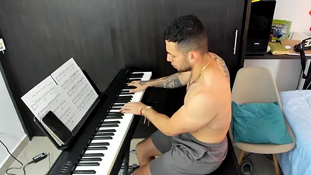 Snapshot of logan_smith chatting on December 18, 2025, 12:33 pm logan smith online show from December 18, 2025, 12:33 pm