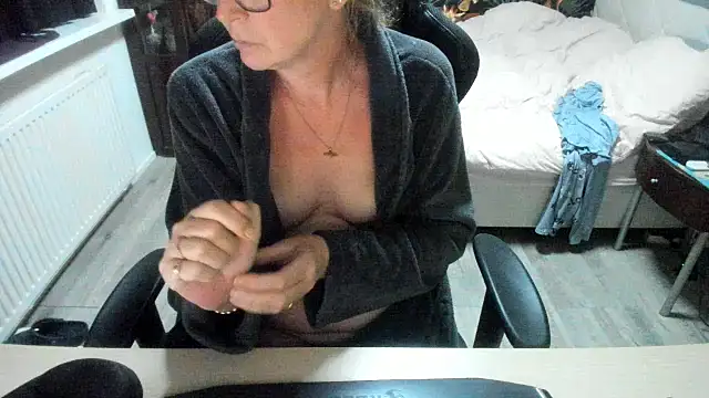 Snapshot of minoesje37 chatting on September 16, 2025, 7:15 pm minoesje37 online show from September 16, 2025, 7:15 pm