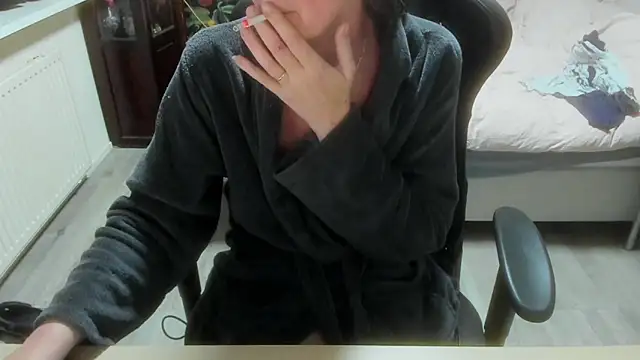 minoesje37 online show from February 11, 2026, 8:36 pm