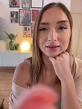 Snapshot of StracciaStella- chatting on August 6, 2026, 2:08 pm StracciaStella- online show from August 6, 2026, 2:08 pm
