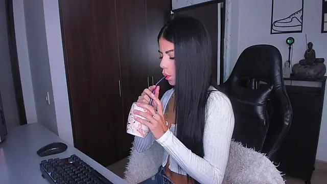 Snapshot of Lisegg_ chatting on February 11, 2025, 11:32 am Lisegg online show from February 11, 2025, 11:32 am