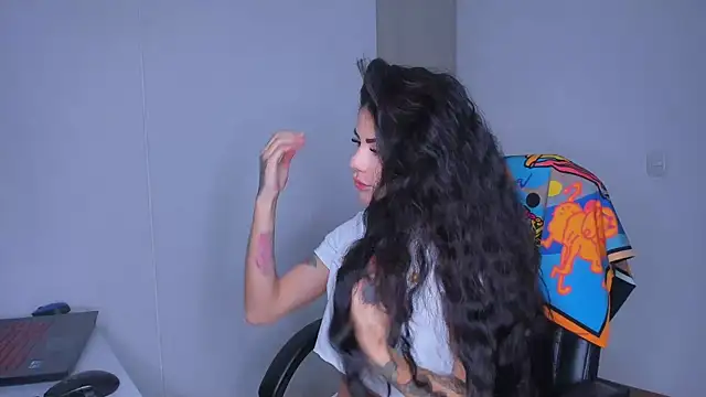 Snapshot of Lisegg_ chatting on February 17, 2026, 10:12 am Lisegg online show from February 17, 2026, 10:12 am