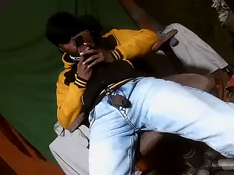 Snapshot of desiboy1101 chatting on December 15, 2025, 1:59 pm desiboy1101 online show from December 15, 2025, 1:59 pm