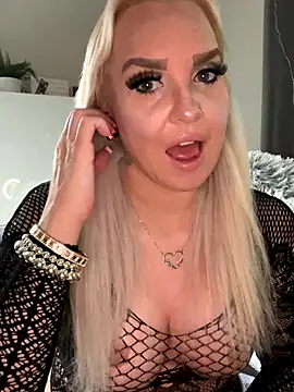 Snapshot of MIA-XXX chatting on November 2, 2025, 8:28 am MIA-XXX online show from November 2, 2025, 8:28 am