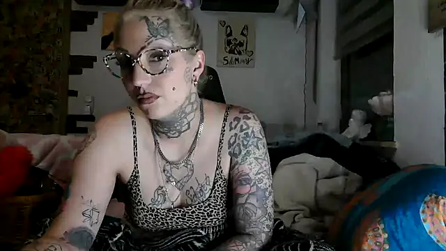 RoxxyInk online show from June 1, 2026, 10:44 pm