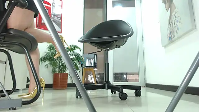 carieBelle1 online show from December 5, 2025, 12:25 pm