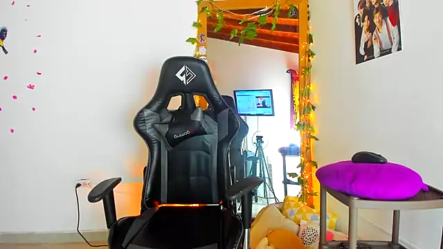 Susan Foxx online show from March 18, 2025, 10:26 pm