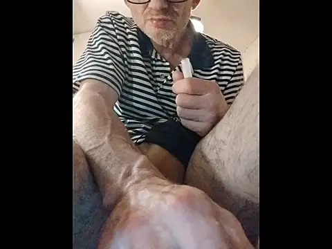 ROBERT0516 online show from December 17, 2025, 12:38 am