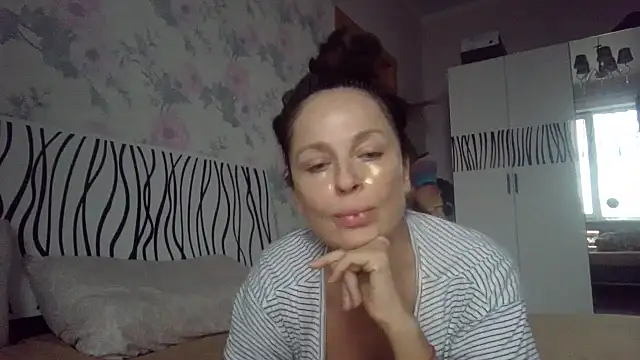 LindaStarS online show from November 4, 2025, 5:28 am