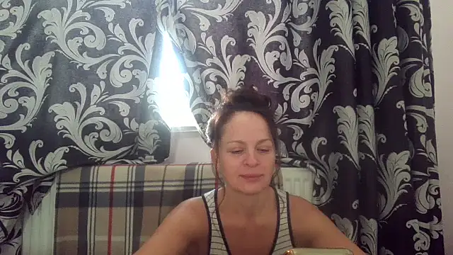 LindaStarS online show from November 12, 2025, 7:53 am