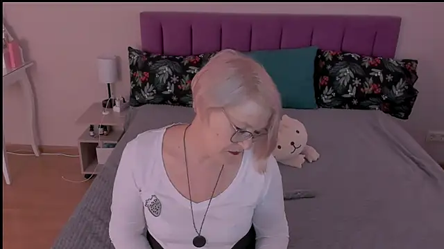 sabrinamacmarren online show from March 8, 2025, 5:17 am