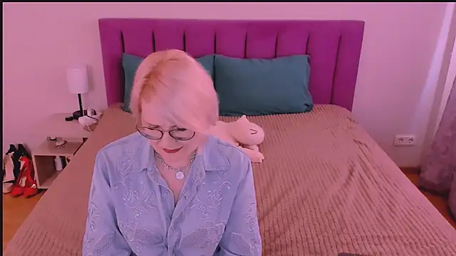 sabrinamacmarren online show from September 11, 2025, 2:39 pm