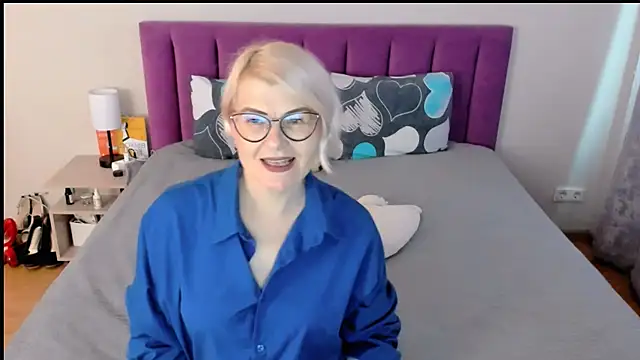 sabrinamacmarren online show from October 6, 2025, 2:25 pm