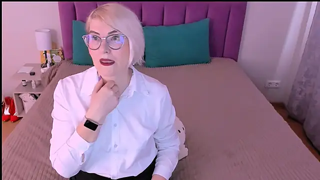 sabrinamacmarren online show from November 18, 2025, 7:57 am