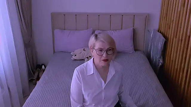 sabrinamacmarren online show from March 29, 2026, 8:25 am