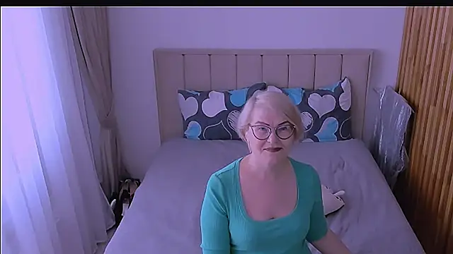 sabrinamacmarren online show from April 18, 2026, 10:19 am