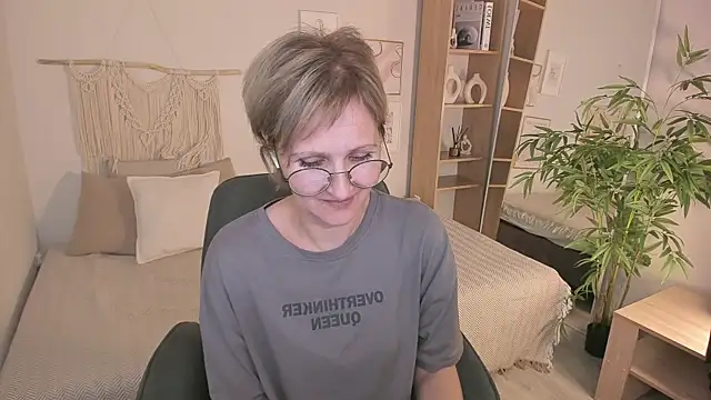 Snapshot of Paris_Cherry chatting on October 26, 2025, 8:26 pm Paris Cherry online show from October 26, 2025, 8:26 pm