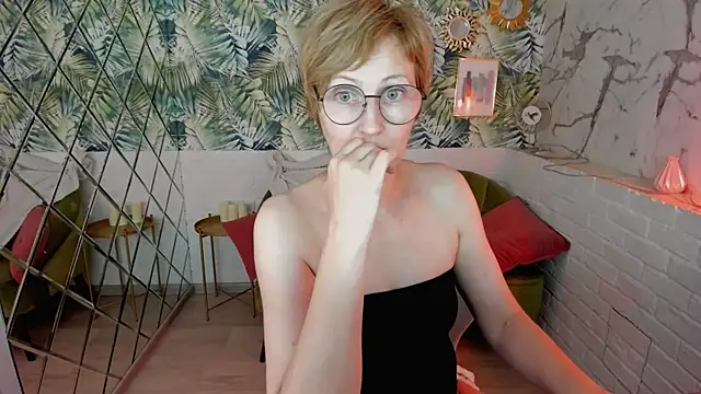 Snapshot of Paris_Cherry chatting on August 3, 2026, 6:11 pm Paris Cherry online show from August 3, 2026, 6:11 pm