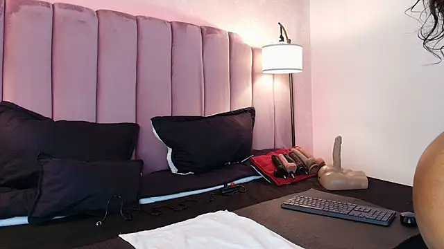 Snapshot of HallyBans chatting on March 8, 2025, 12:09 pm HallyBans online show from March 8, 2025, 12:09 pm