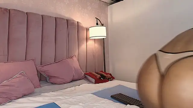 Snapshot of HallyBans chatting on November 12, 2025, 11:54 am HallyBans online show from November 12, 2025, 11:54 am