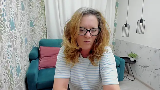 Snapshot of LeaPure chatting on June 13, 2026, 5:27 am LeaPure online show from June 13, 2026, 5:27 am
