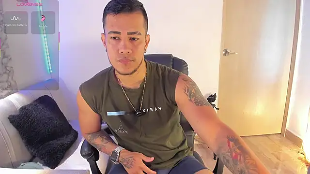 CRAZYBOYLOVE online show from February 4, 2026, 2:12 pm