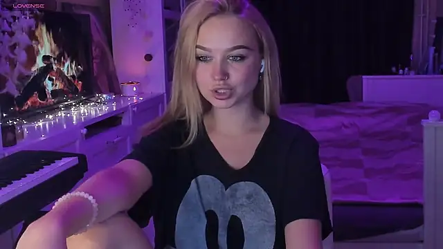 Snapshot of MaryDreaminess chatting on March 9, 2025, 10:52 pm MaryDreaminess online show from March 9, 2025, 10:52 pm