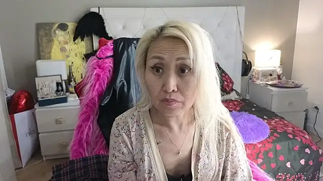 Snapshot of RoxalanaStar chatting on June 15, 2026, 7:05 pm RoxalanaStar online show from June 15, 2026, 7:05 pm