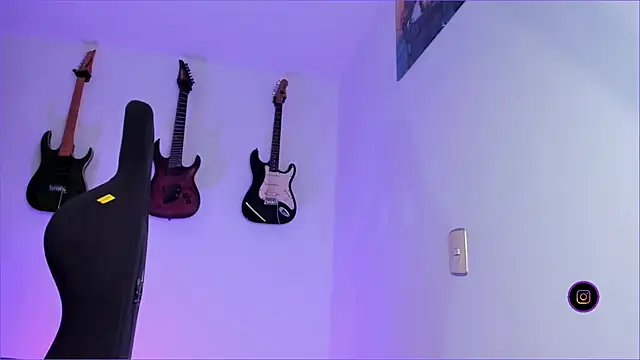 Elle online show from March 3, 2025, 1:10 am