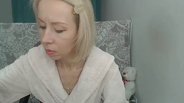 LuxuryNika online show from November 23, 2025, 4:51 pm