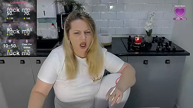 erikaerika online show from November 25, 2025, 8:36 am