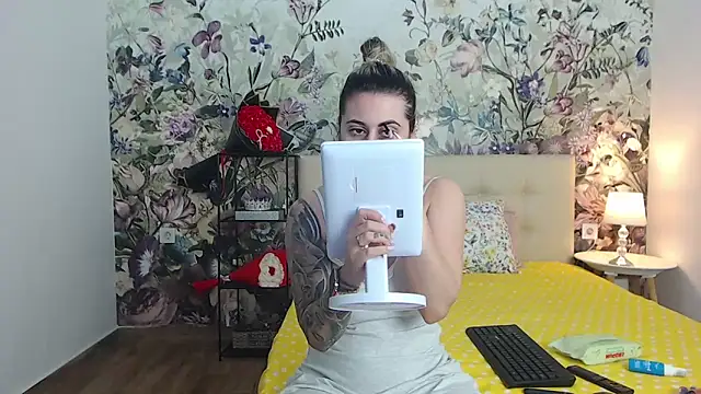 RoseDiamond06 online show from May 11, 2026, 5:35 am