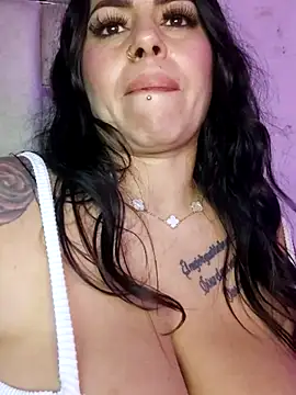 chelaqueen  online show from November 19, 2025, 4:34 am