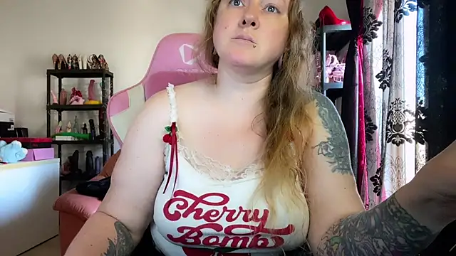 kisicaxx online show from April 5, 2026, 1:52 pm