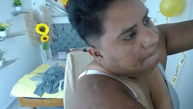 hotlesby4uxxx online show from September 15, 2025, 7:03 pm